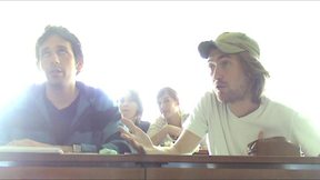 Photo de deux tudiants vu de face en train de regarder vers le tableau