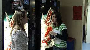 Photo de deux tudiantes en train de discuter prs de la machine  cafer