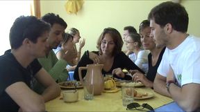 Photo d'un groupe d'tudiants en train de djeuner  la cantine